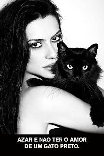 Cléo Pires abraça gato preto, para campanha da Ampara Animal: Azar é não ter o amor de um gato preto