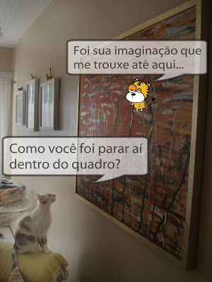 Gata Lili observa seu amigo imaginário no quadro da sala